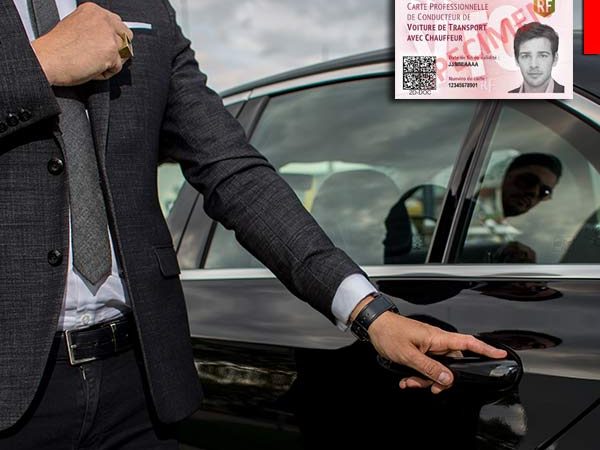 Homme en costume près d'une voiture noire, tenant une carte d'identité. Homme en costume près d'une voiture noire, tenant une carte d'identité.