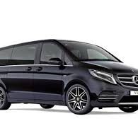 Véhicule utilitaire noir moderne de la marque Mercedes.