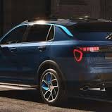 Véhicule utilitaire sport bleu avec des accents lumineux et des détails modernes.